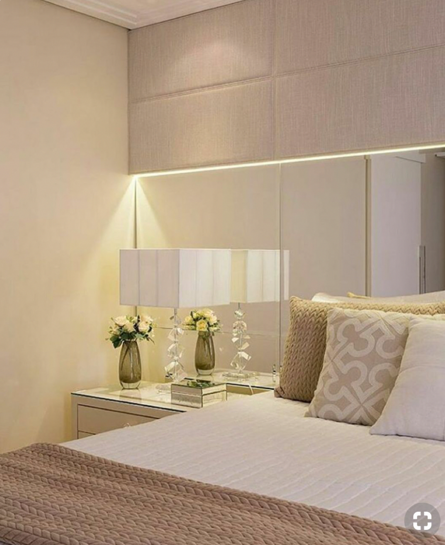 Зеркало над изголовьем кровати