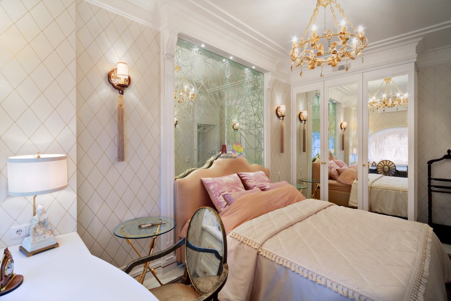 Зеркальное панно на стену в спальню