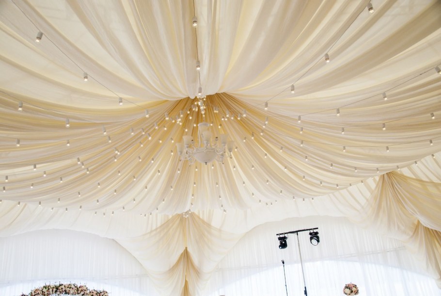 Новогоднееукрашения потолка