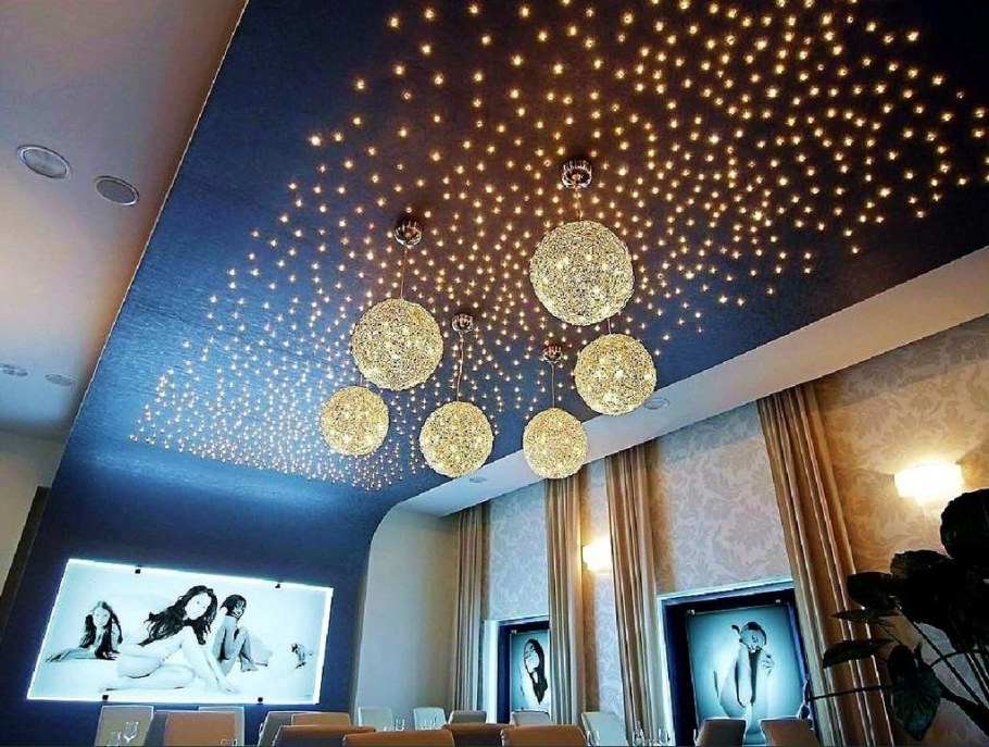 Декор неровного потолка