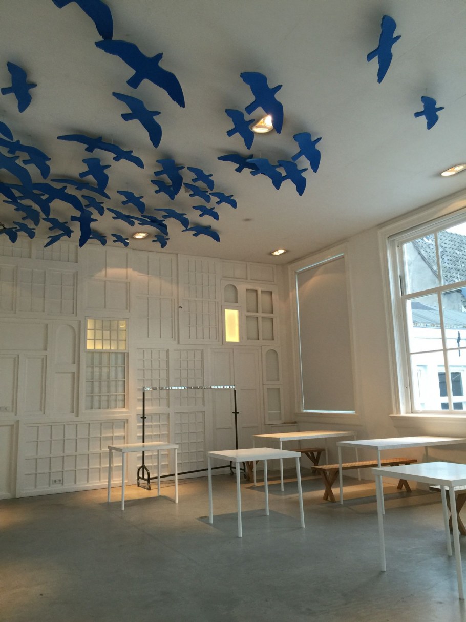 Украшение люстры бабочками