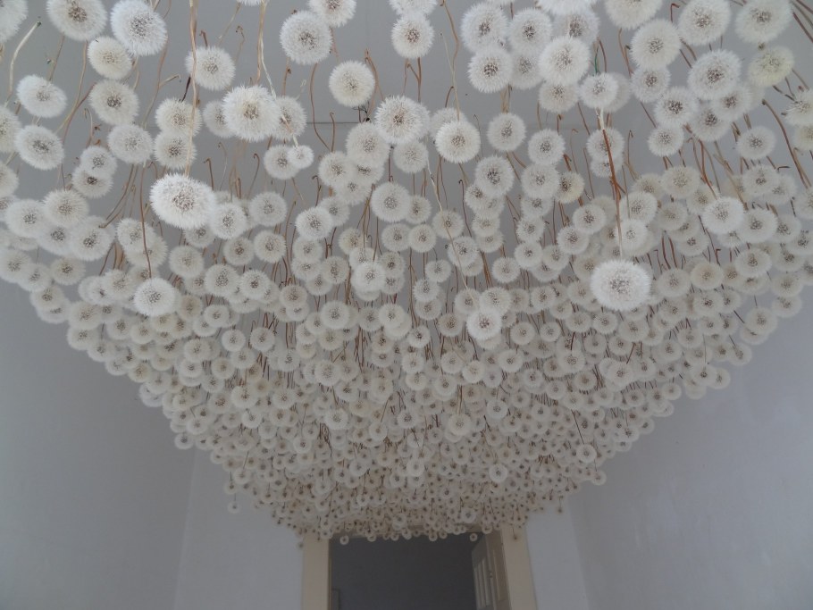 Потолок из цветов искусственных