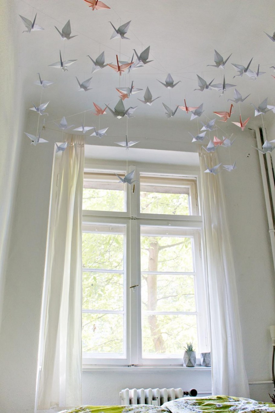 Декор потолка потолочными розетками