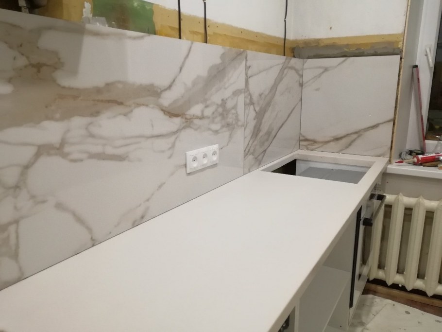 Фартук из керамогранита на кухне