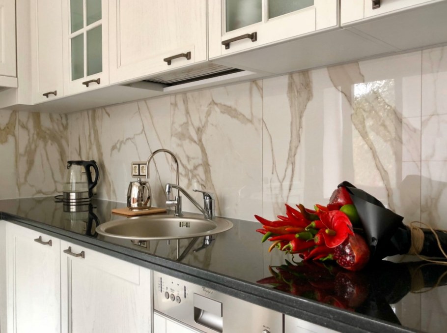 Фартук для кухни из мраморной плитки