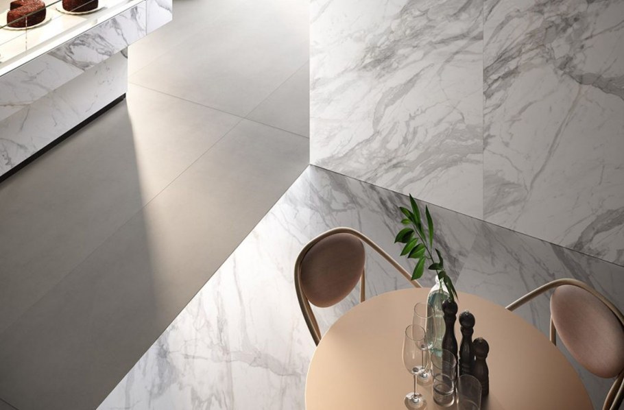 Мраморная плитка на кухне фартук