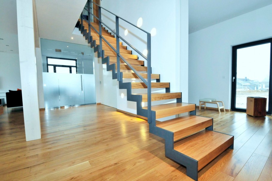 Лестница между этажами в частном доме