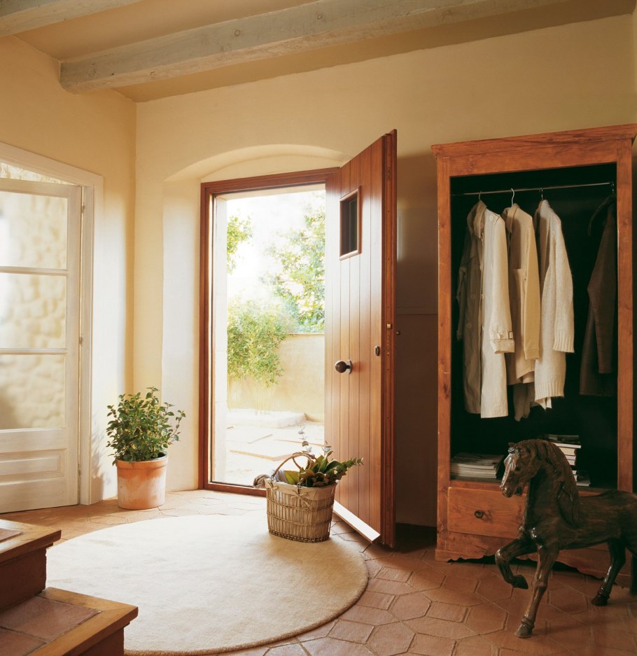 Уютная прихожая в частном доме