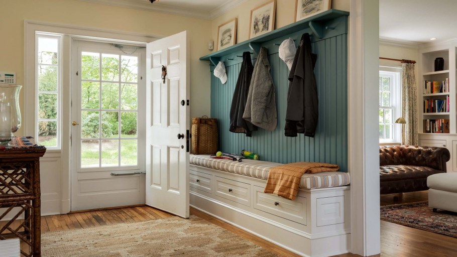 Вагонка в интерьере прихожей