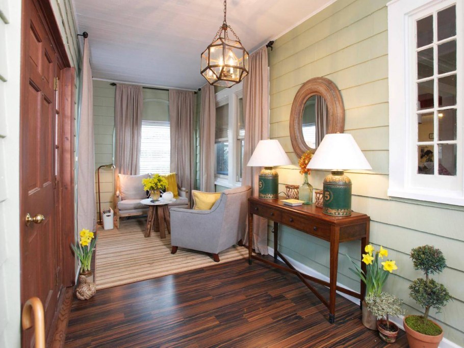 Прихожая с окном в частном доме