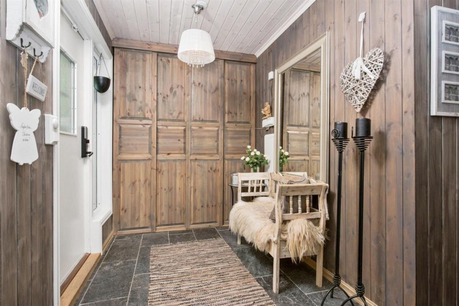 Шкаф в прихожую на дачу