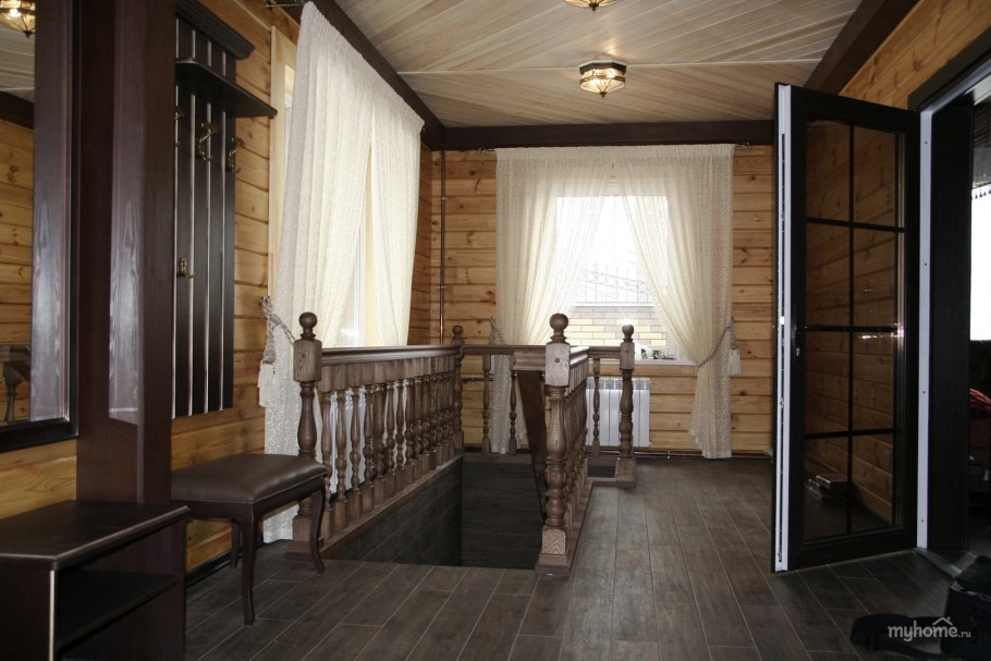 Декор для холла в дачном доме