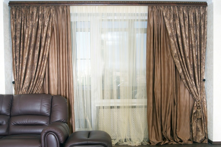 Коричневые шторы для зала