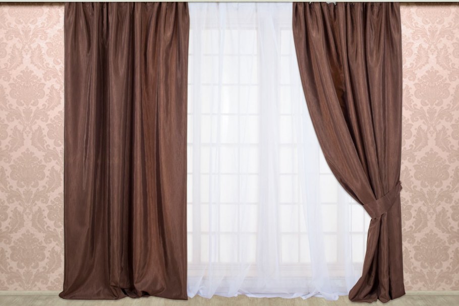 Коричневая тюль и бежевые шторы