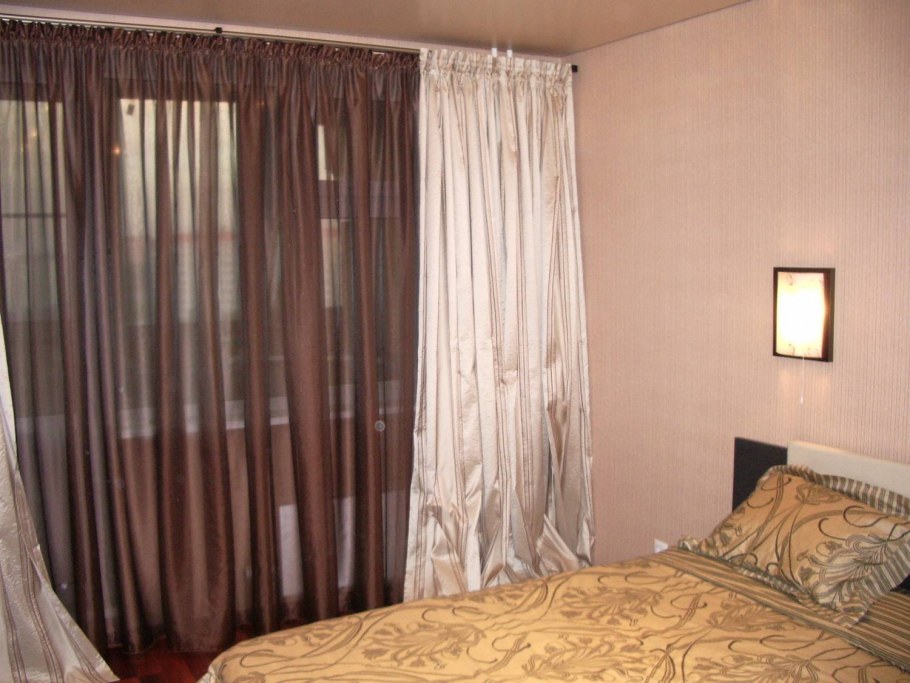 Коричневая тюль в интерьере спальни