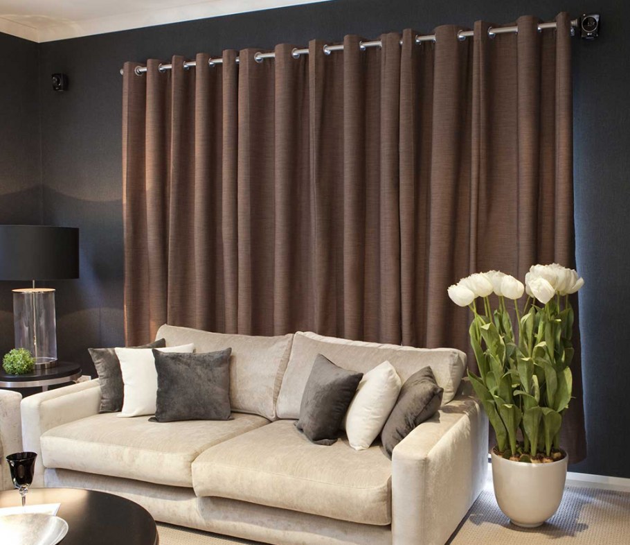 Шторы к коричневому дивану