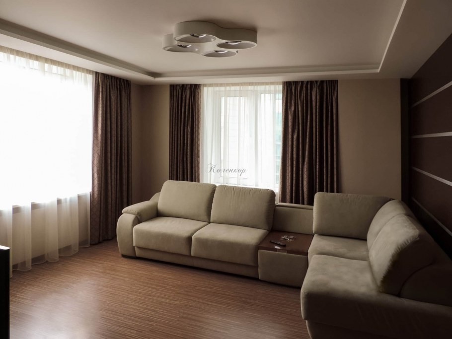 Бежевая гостиная с темными шторами