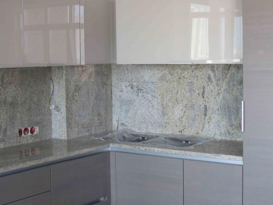 Фартук для кухни из плитки под мрамор