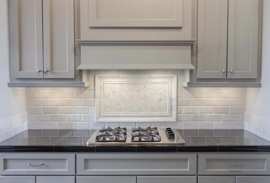 Серая кухня с белым мрамором