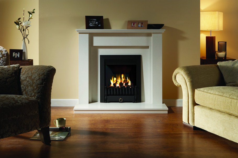 Камин в интерьере гостиной