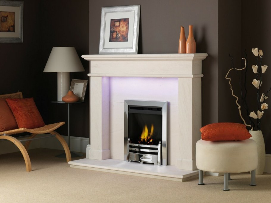 Белая гостиная с камином