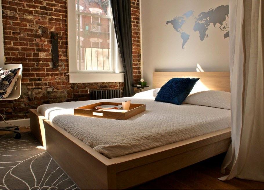 Кирпичная стена в интерьере спальни