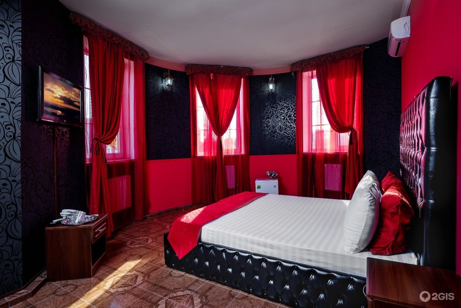 Спальня в черно красных тонах