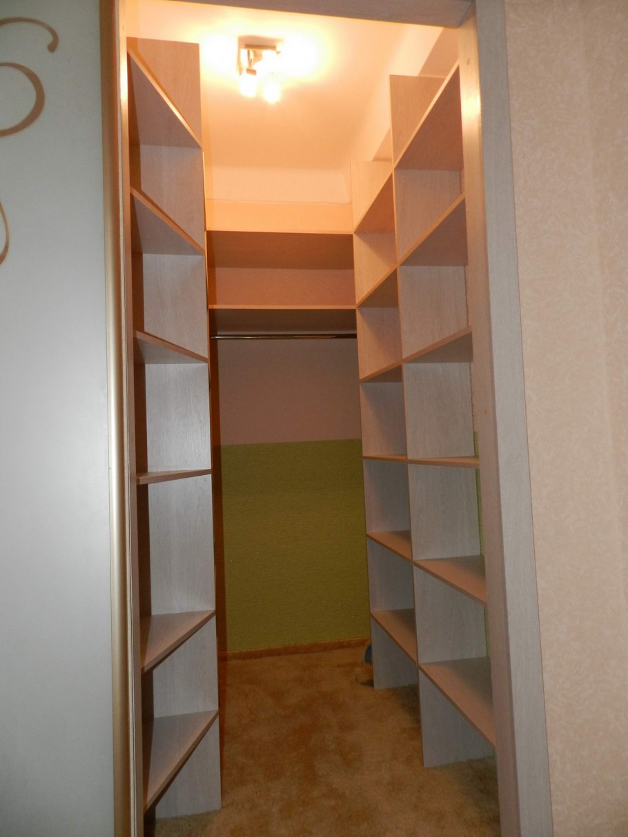 Узкая гардеробная