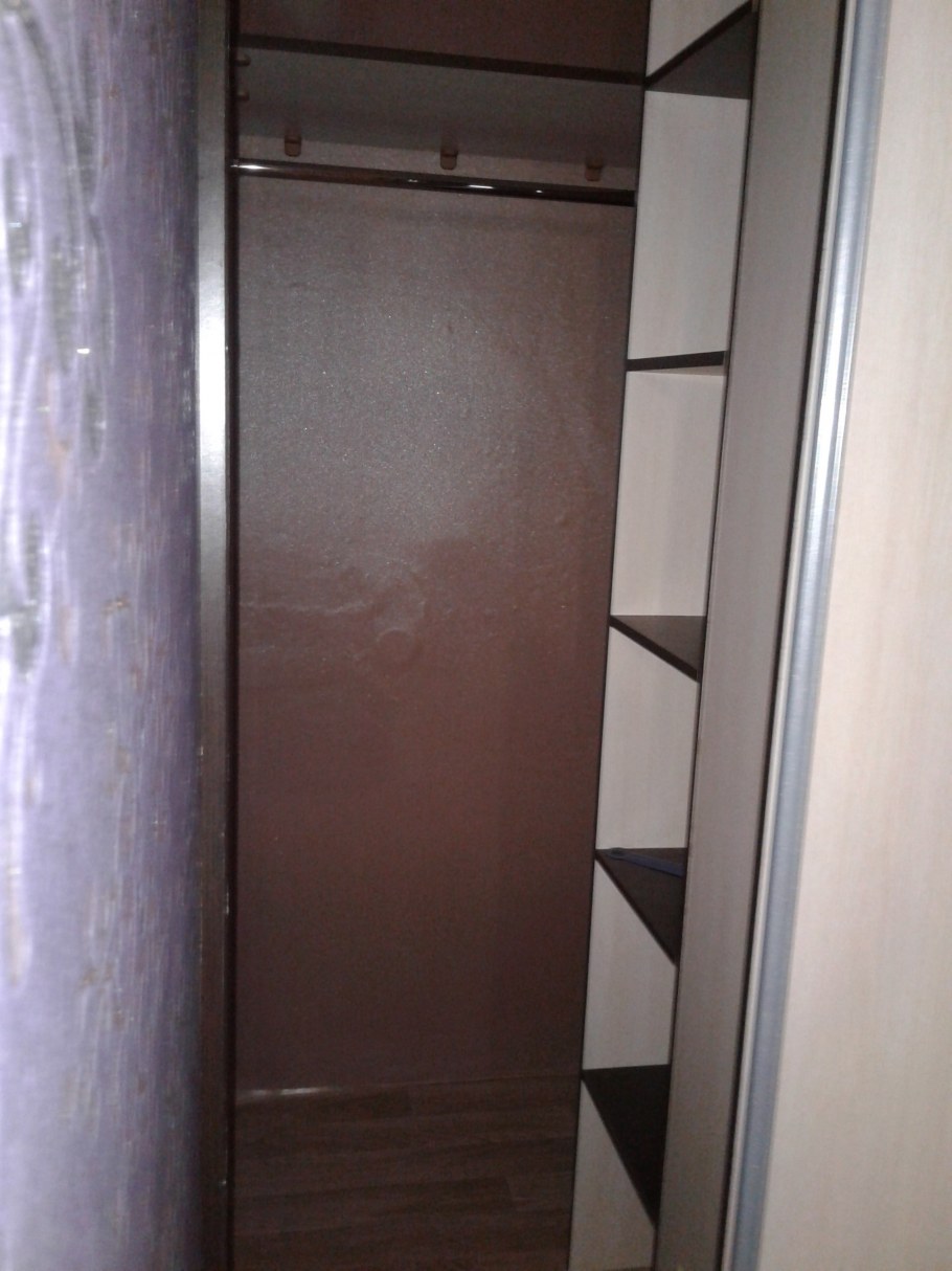 Узкая гардеробная из кладовки