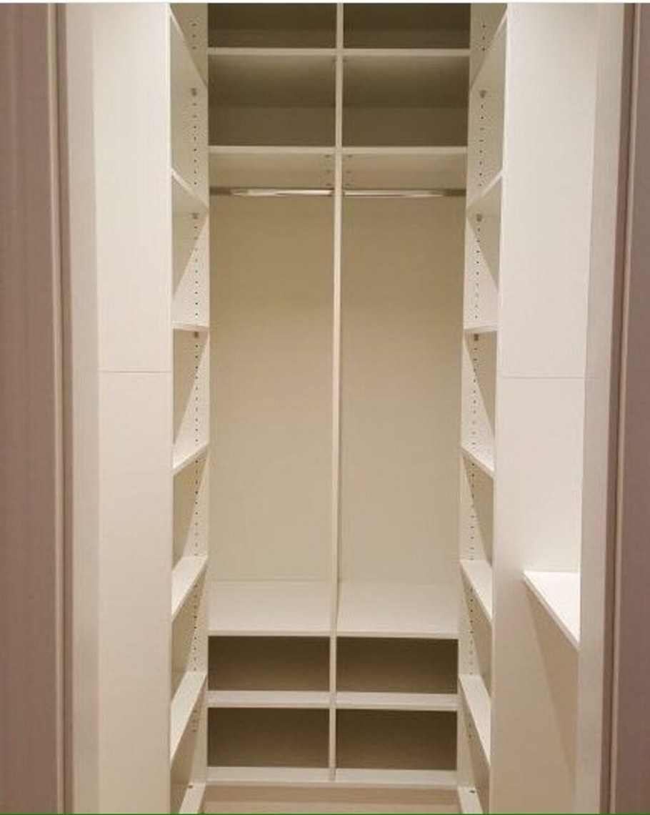 Узкая кладовка в хрущевке под шкаф