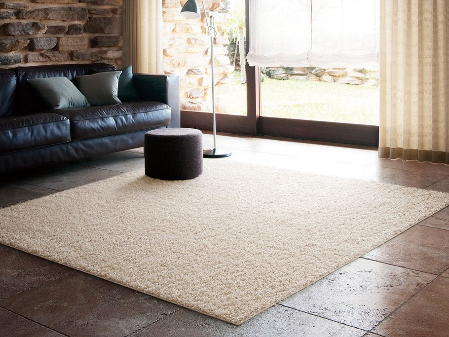 Ковер на коричневом полу