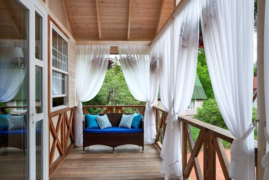 Веранда на даче в деревенском стиле