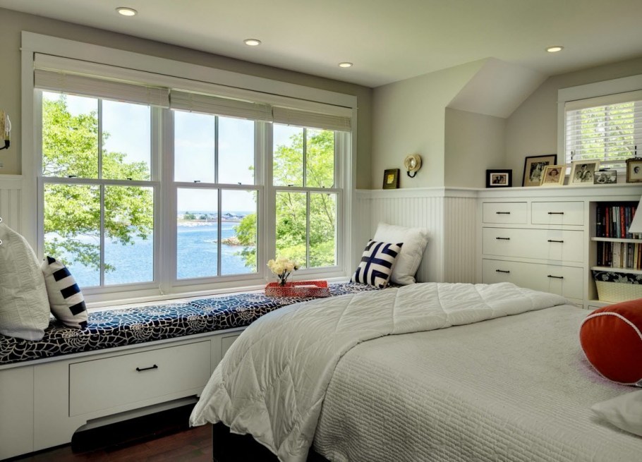 Детская спальня с большим окном