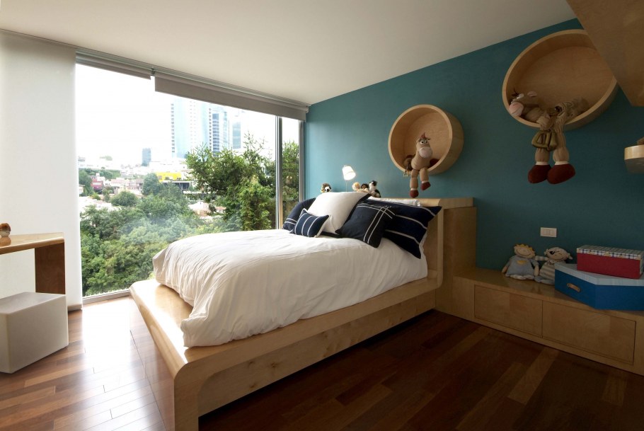 Детская комната с большой кроватью