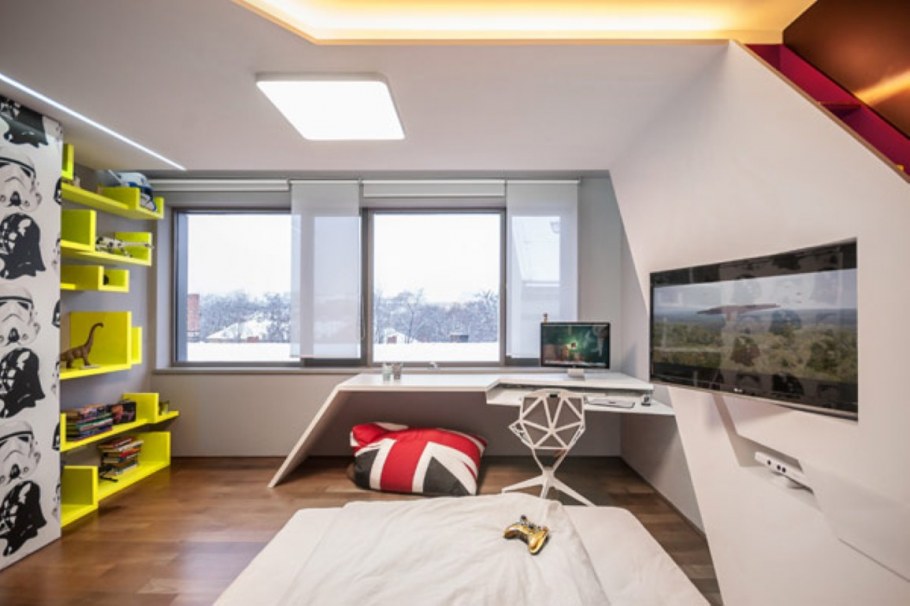Комната для подростка с большим окном