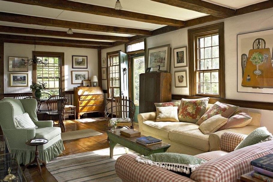 Гостиная с лестницей и камином