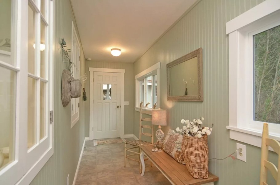 Прихожая в фисташковом цвете