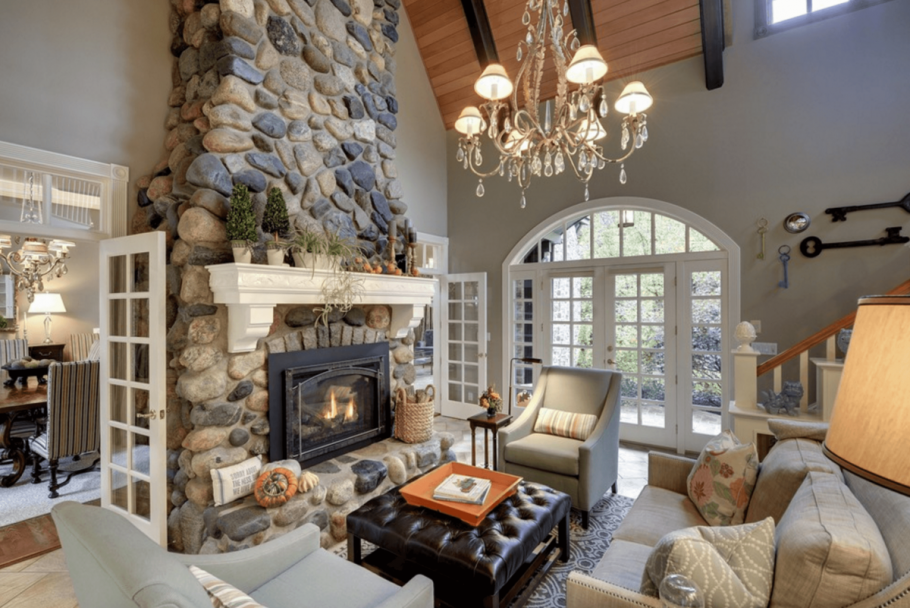 Гостиная на даче с камином