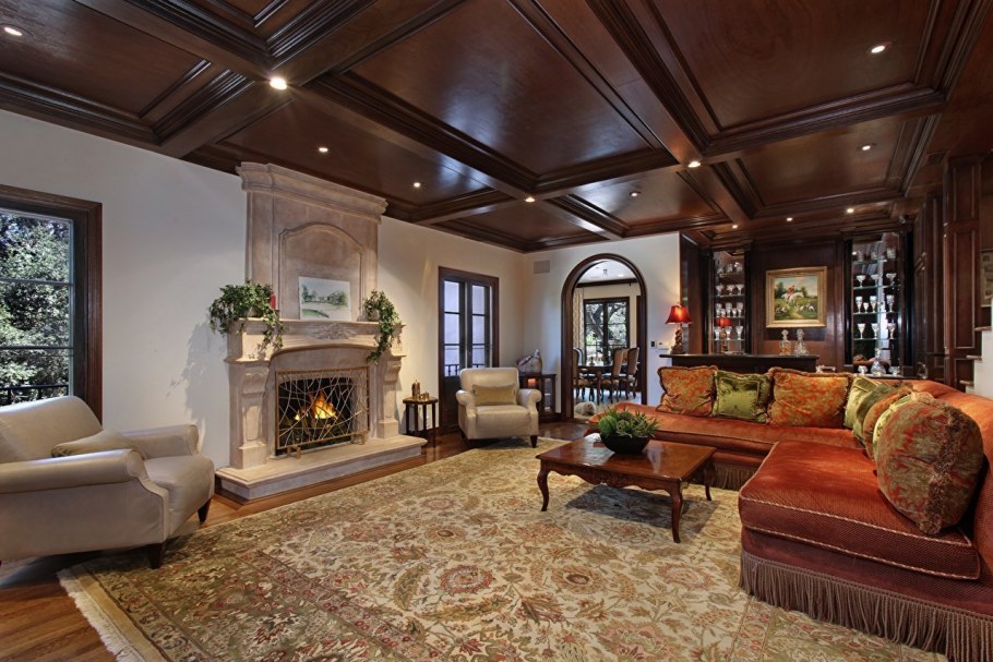 Классическая гостиная с камином