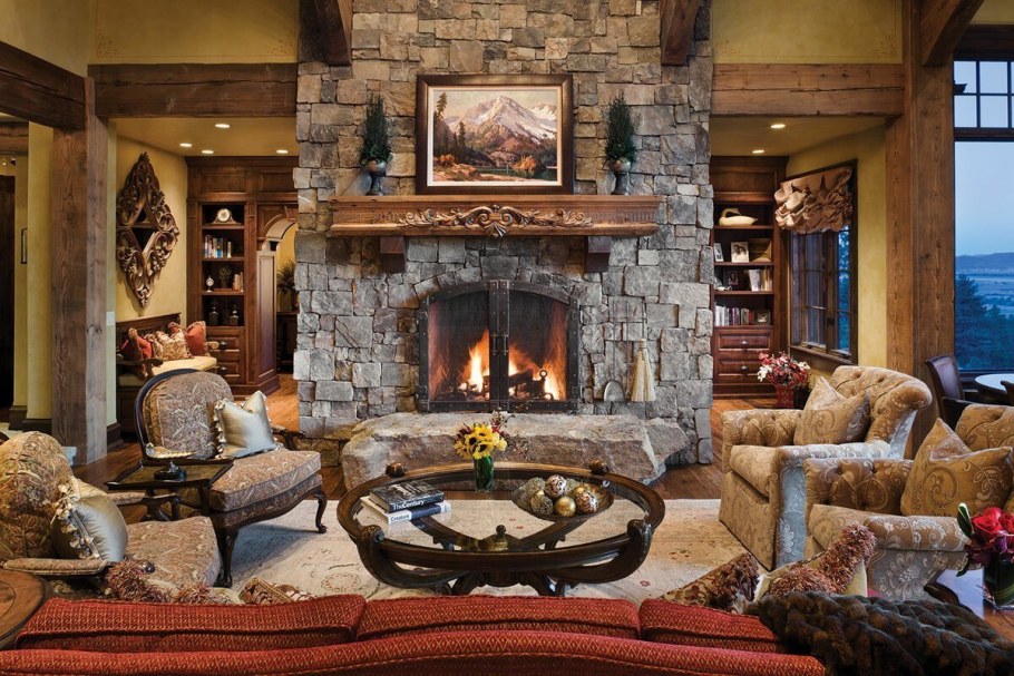 Интерьер с камином в загородном доме