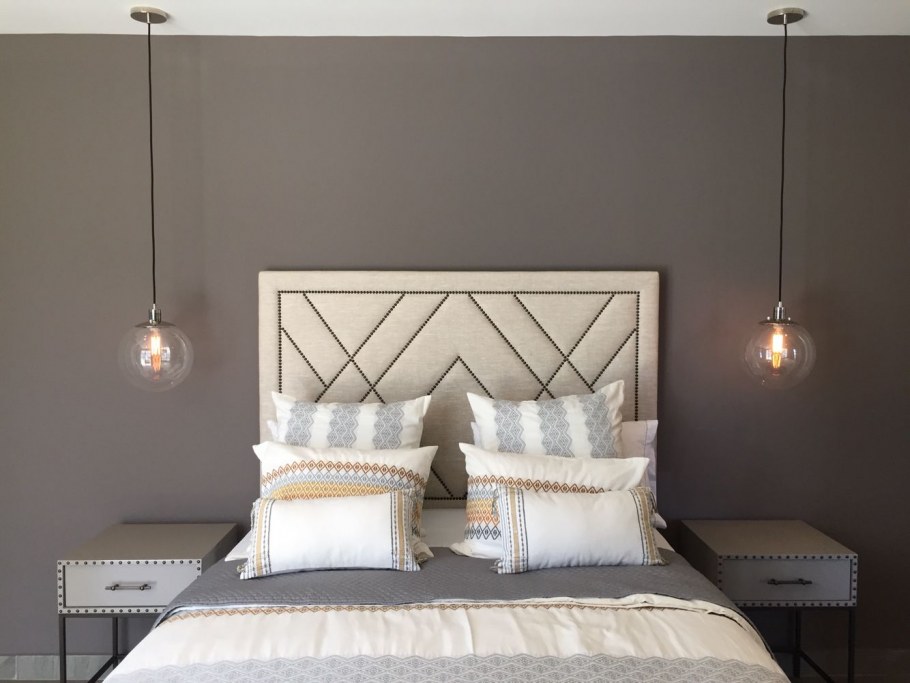 Свисающие светильники у изголовья кровати