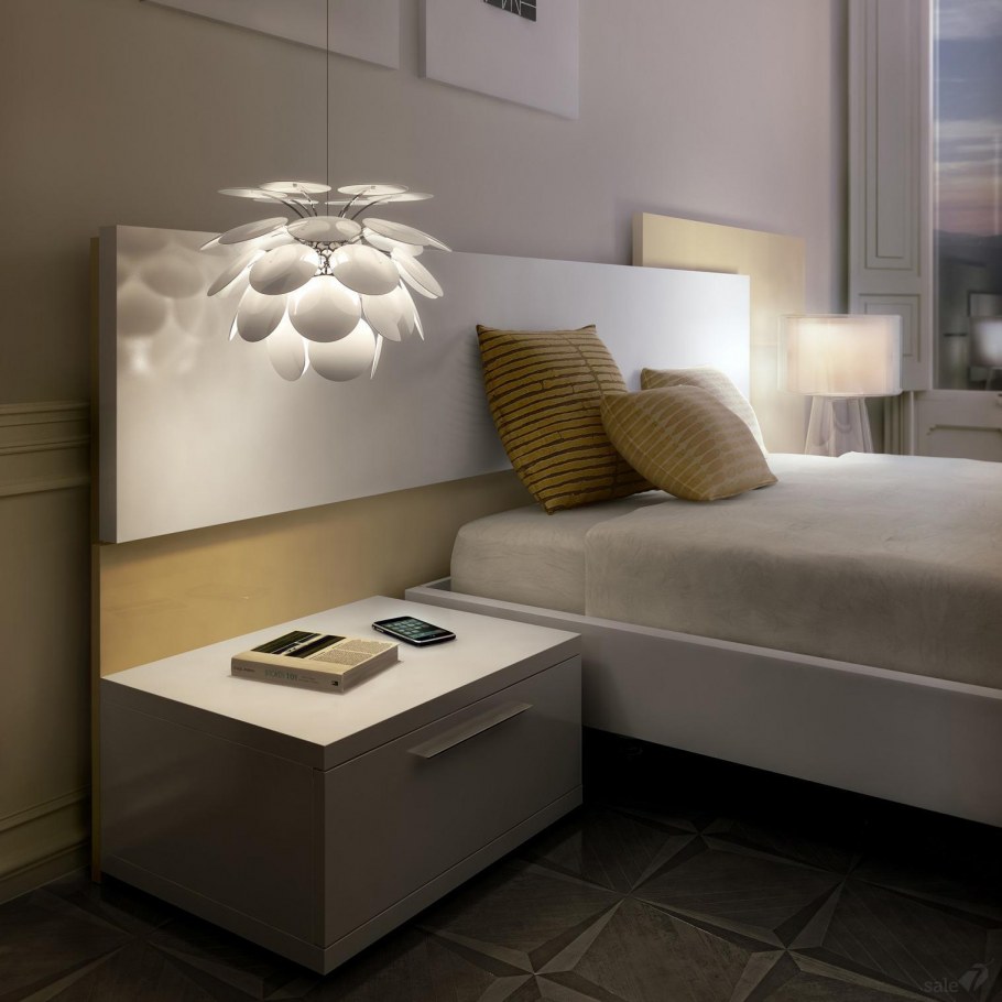 Светильник на изголовье кровати