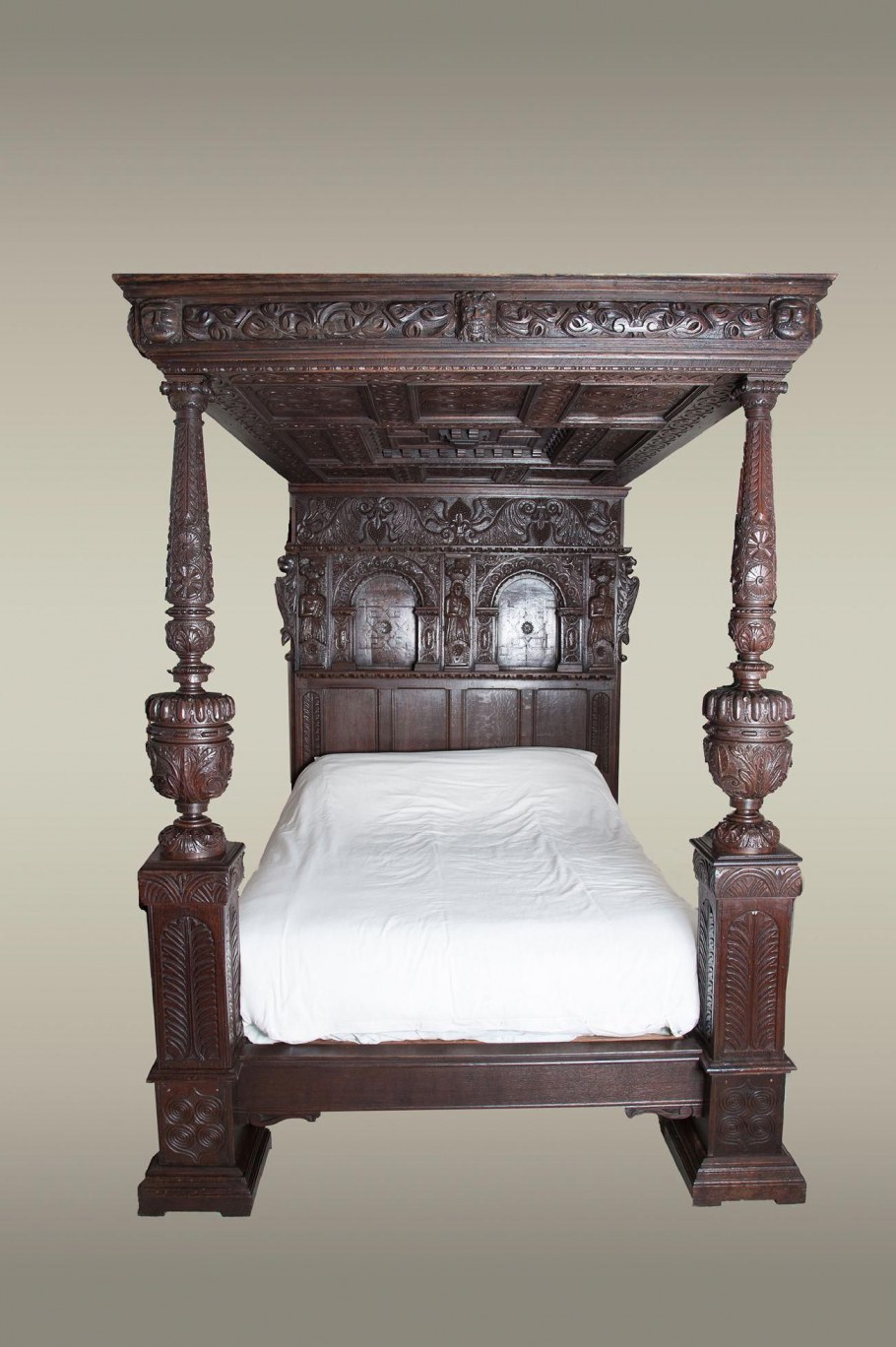 Кровать в стиле средневековья