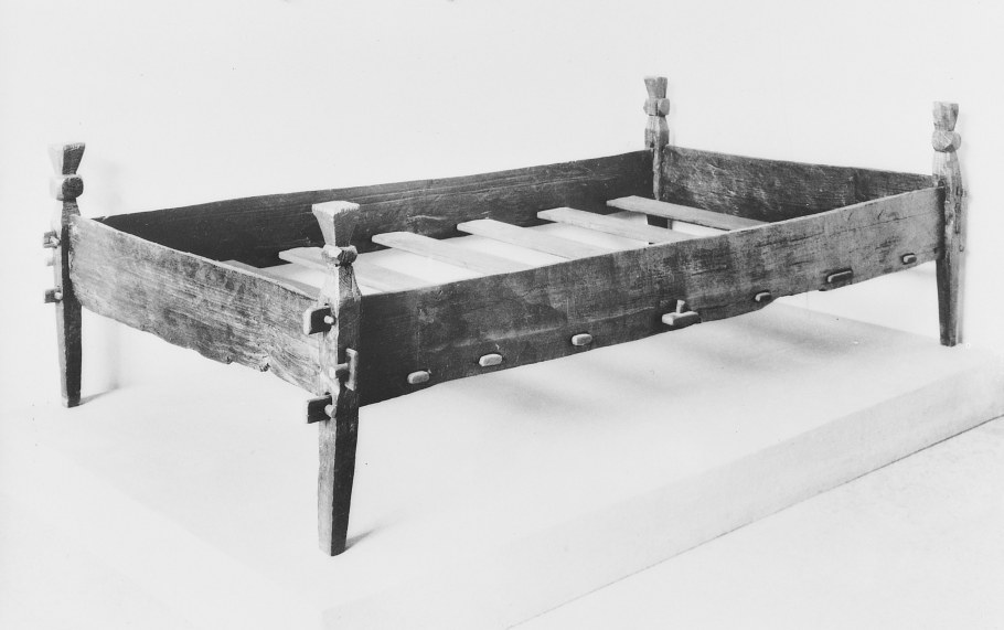 Кровать с балдахином средние века