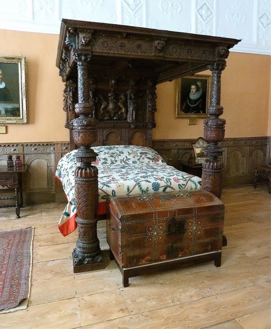 Спальня в стиле средневекового замка