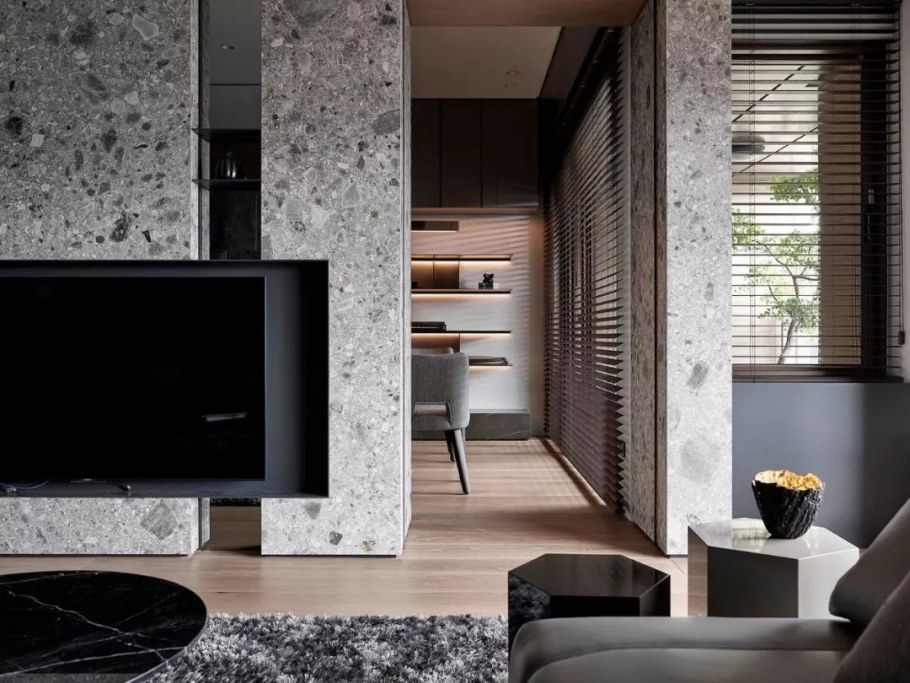 Черный мрамор в интерьере гостиной