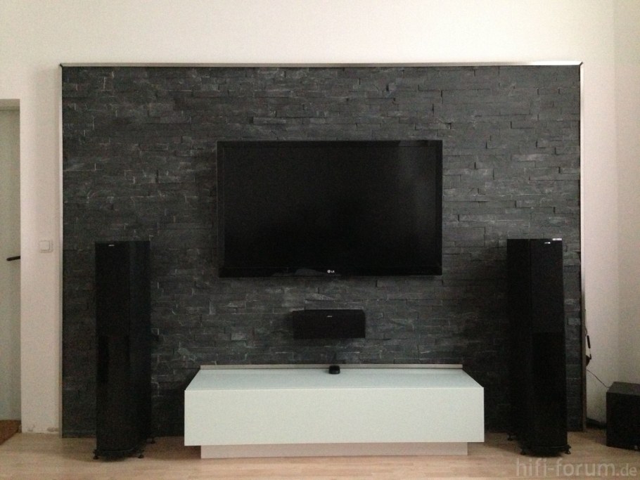 Стена из камня под телевизор