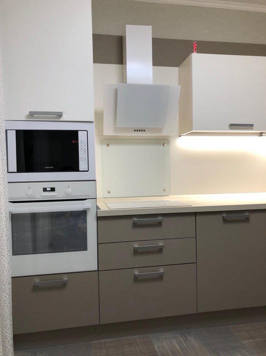 Белая вытяжка в интерьере