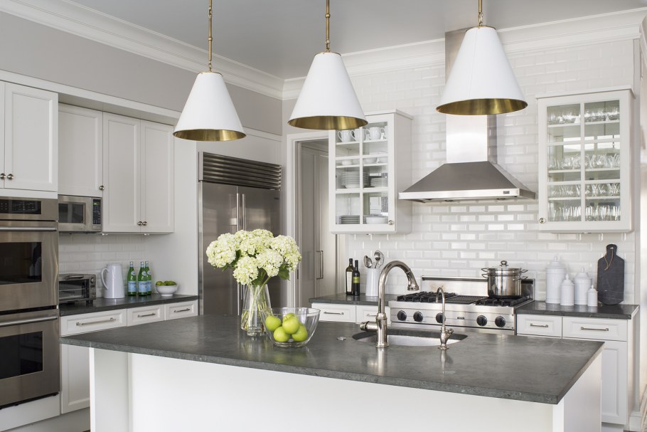 Серая кухня с белой вытяжкой