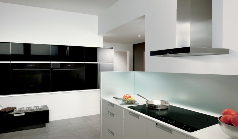 Встроенная вытяжка на белой кухне